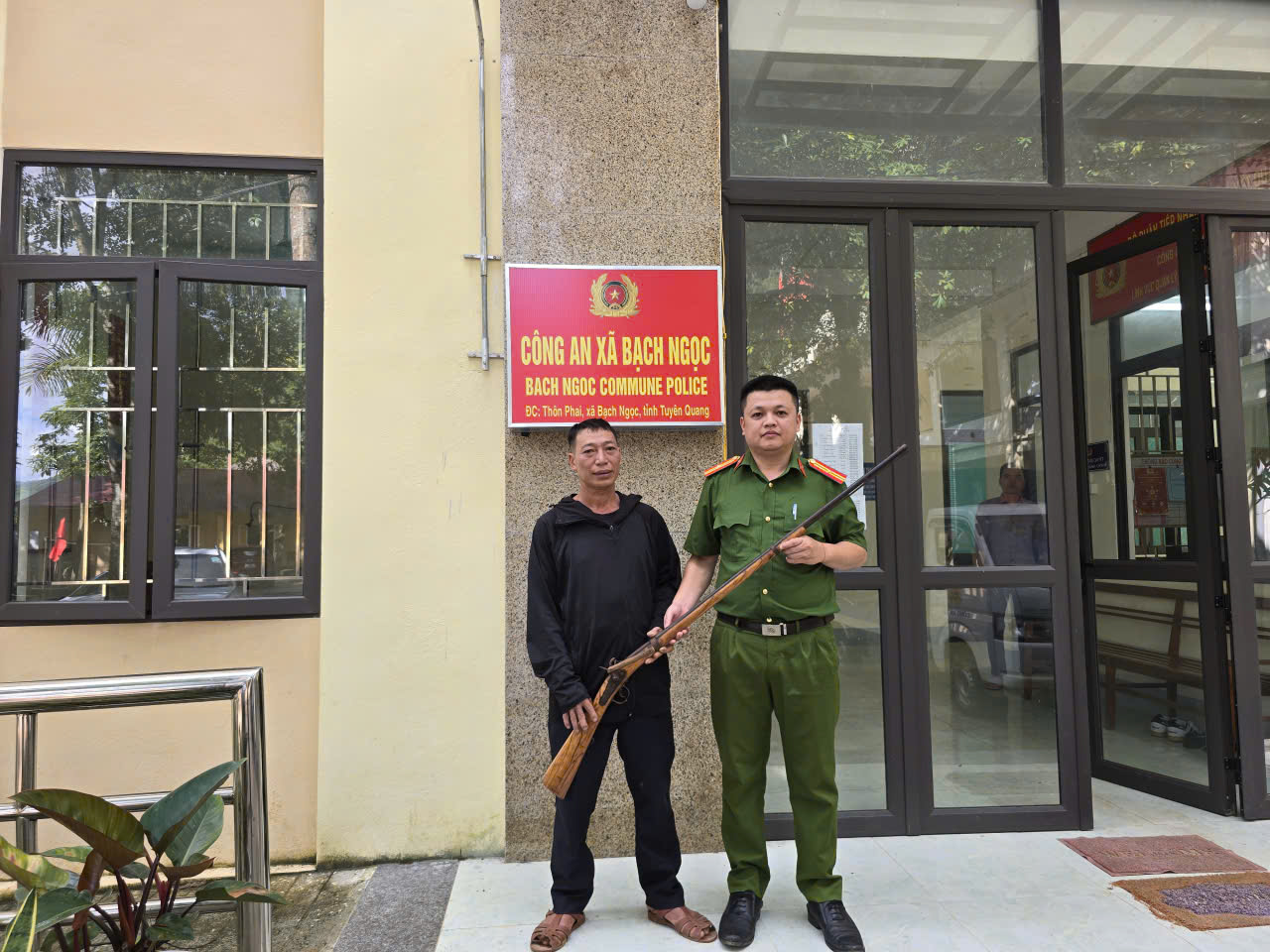 Tuyên truyền vận động nhân dân xã Bạch Ngọc giao nộp vũ khí, vật liệu nổ, súng săn tự chế