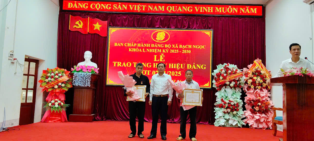 BAN CHẤP HÀNH ĐẢNG BỘ XÃ BẠCH NGỌC TRAO TẶNG HUY TUỔI ĐẢNG ĐỢT 07 NĂM 2025
