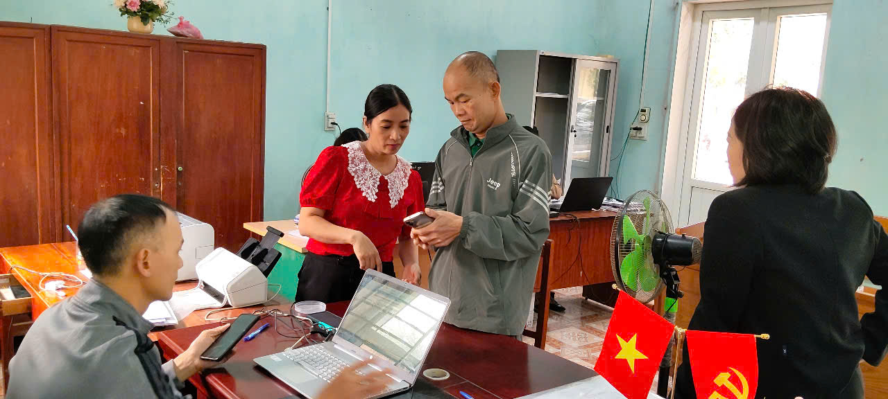 Phòng Văn hóa — Xã hội xã Bạch Ngọc, tỉnh Tuyên Quang hướng dẫn công dân sử dụng điện thoại thông minh nộp hồ sơ trực tuyến