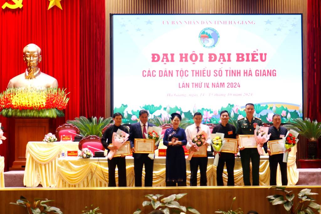 1. tang khen tung uong.JPG