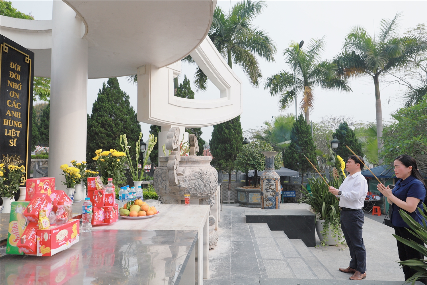 Thay mặt Đoàn công tác, Giám đốc Sở Dân tộc và Tôn giáo tỉnh Tuyên Quang Ma Quang Hiếu; Giám đốc Sở Dân tộc và Tôn giáo tỉnh Hà Giang Chu Thị Ngọc Diệp dâng hương tưởng nhớ viếng các anh hùng liệt sĩ tại Nghĩa trang Liệt sĩ quốc gia Vị Xuyên 