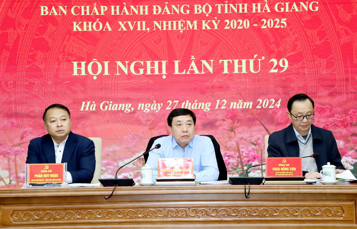 Các đồng chí Thường trực Tỉnh ủy chủ trì hội nghị. 