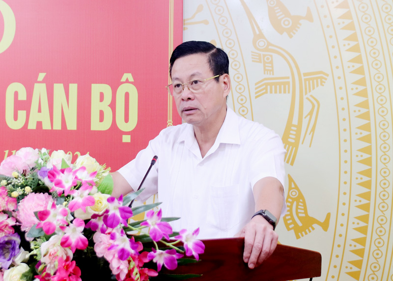 Chủ tịch UBND tỉnh Nguyễn Văn Sơn phát biểu giao nhiệm vụ cho các đồng chí được bổ nhiệm.