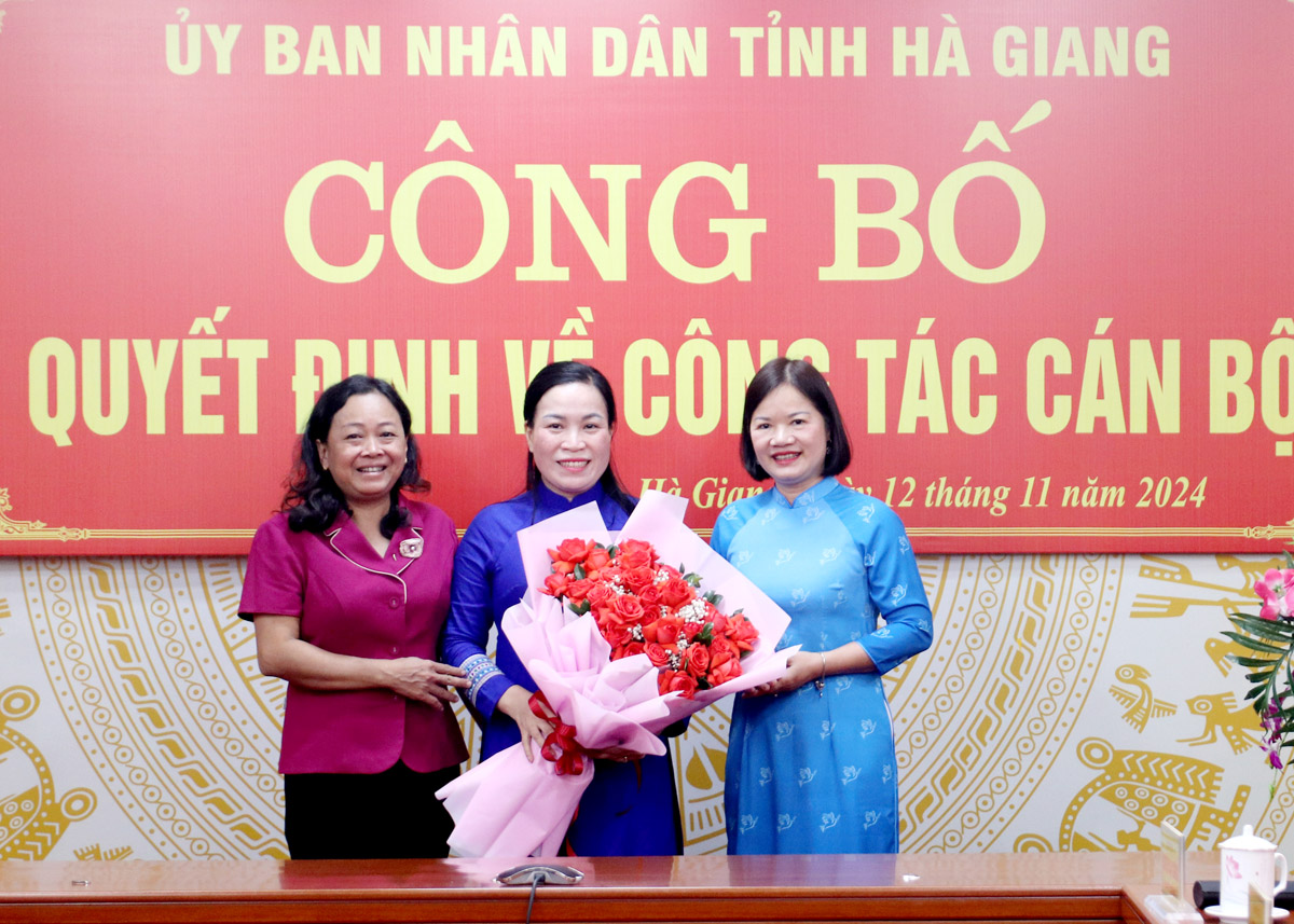 Đại diện Hội Liên hiệp phụ nữ tỉnh tặng hoa chúc mừng đồng chí Chu Thị Ngọc Diệp nhận nhiệm vụ mới.
