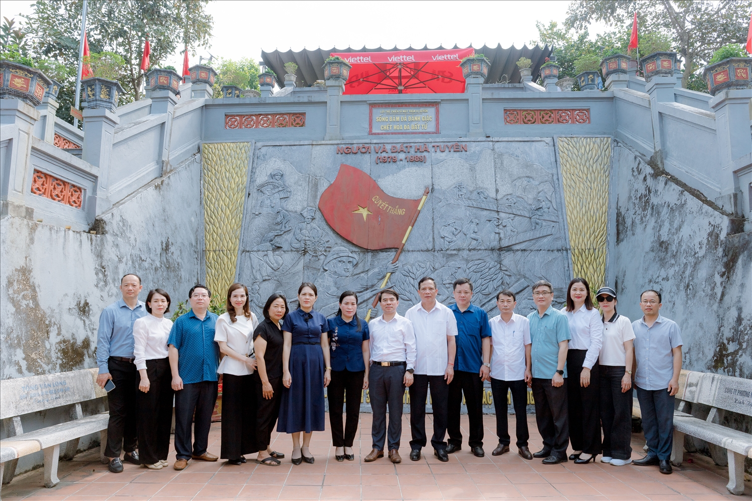 Đoàn công tác chụp</div>  <div class=