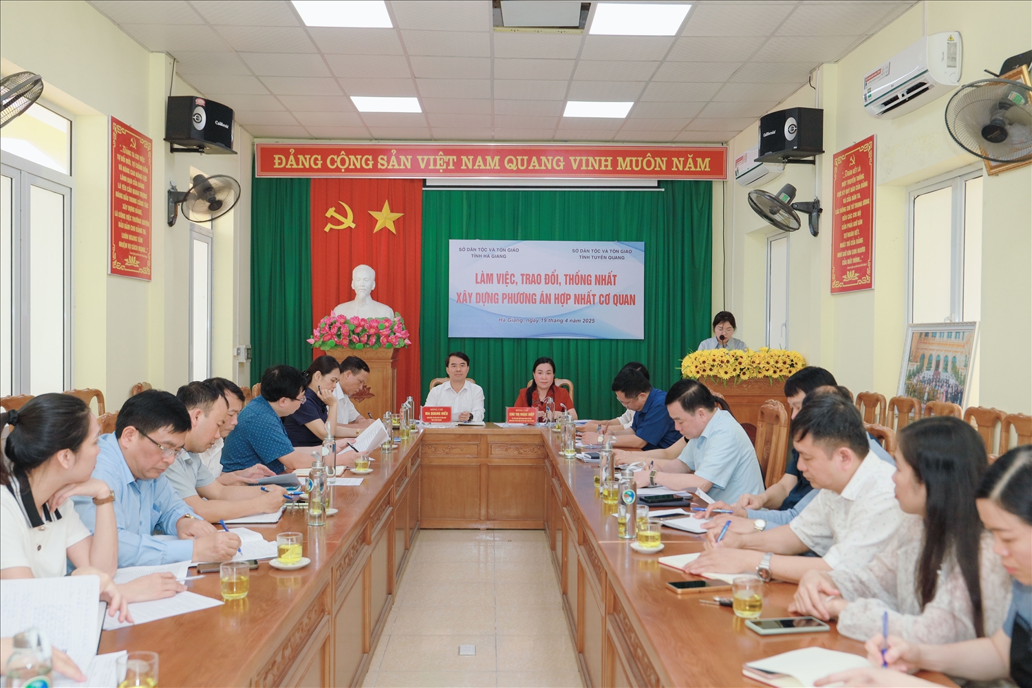 Giám đốc Sở Dân tộc và Tôn giáo tỉnh Tuyên Quang Ma Quang Hiếu; Giám đốc Sở Dân tộc và Tôn giáo tỉnh Hà Giang Chu Thị Ngọc Diệp đồng chủ trì buổi làm việc