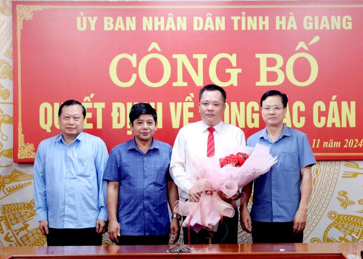 Lãnh đạo Ủy Ban Kiểm tra Tỉnh ủy tặng hoa chúc mừng đồng chí Cự Minh Long nhận nhiệm vụ mới.