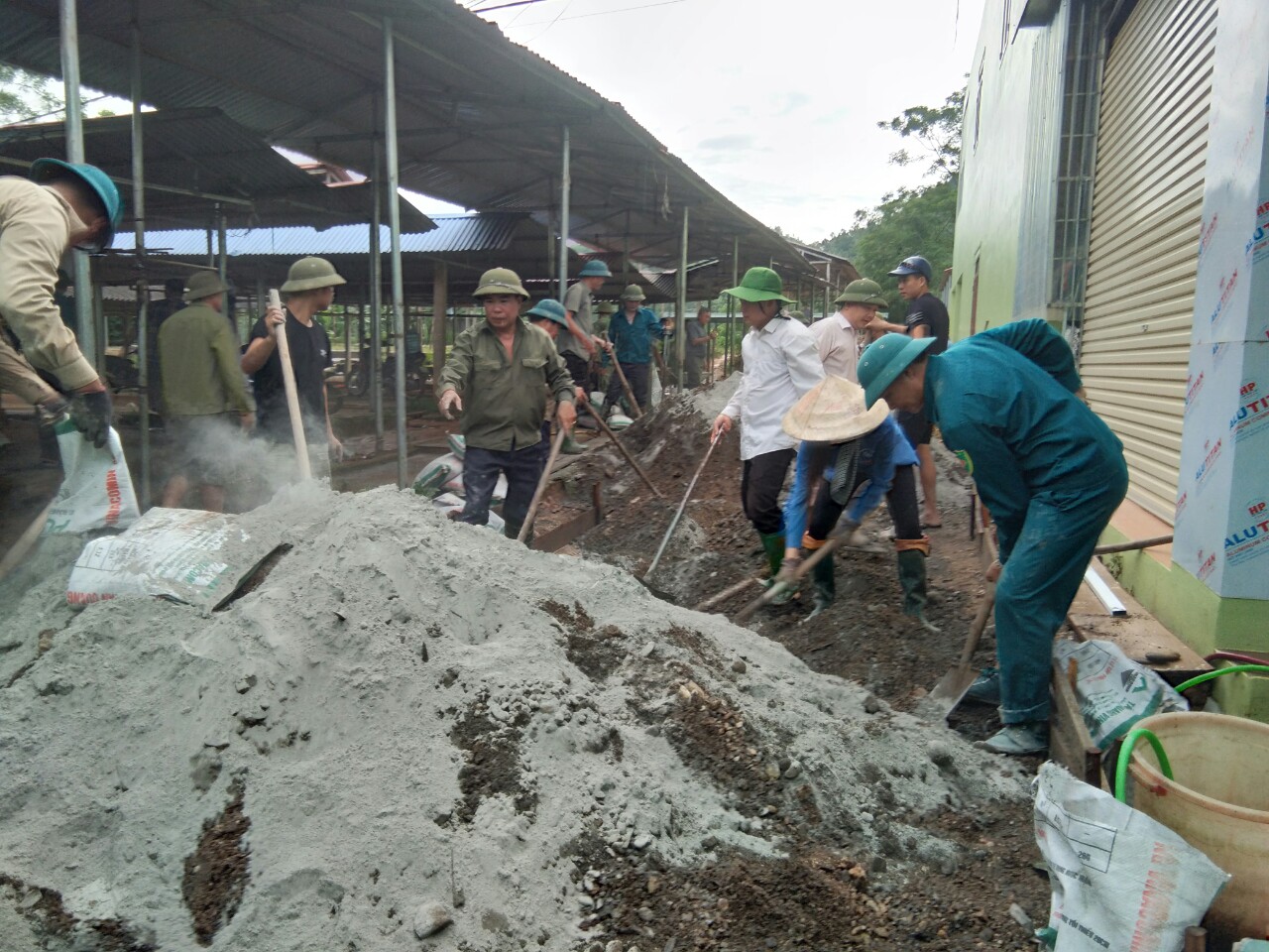 Xã Bằng Hành tổ chức làm đường bê tông nông thôn xây dựng NTM thôn Trung Tâm - xã Bằng Hành