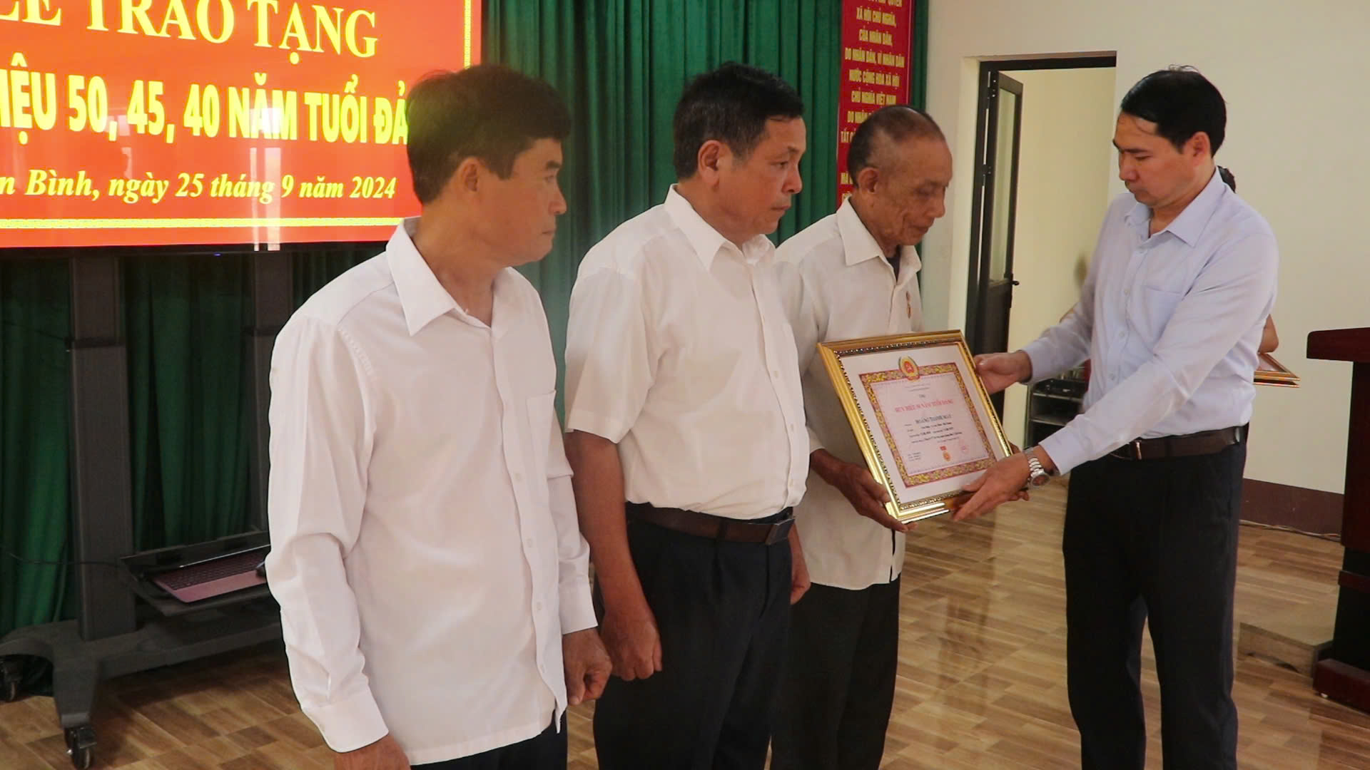 Đảng ủy thị trấn Yên Bình tổ chức Lễ trao tặng huy hiệu Đảng đợt 2/9