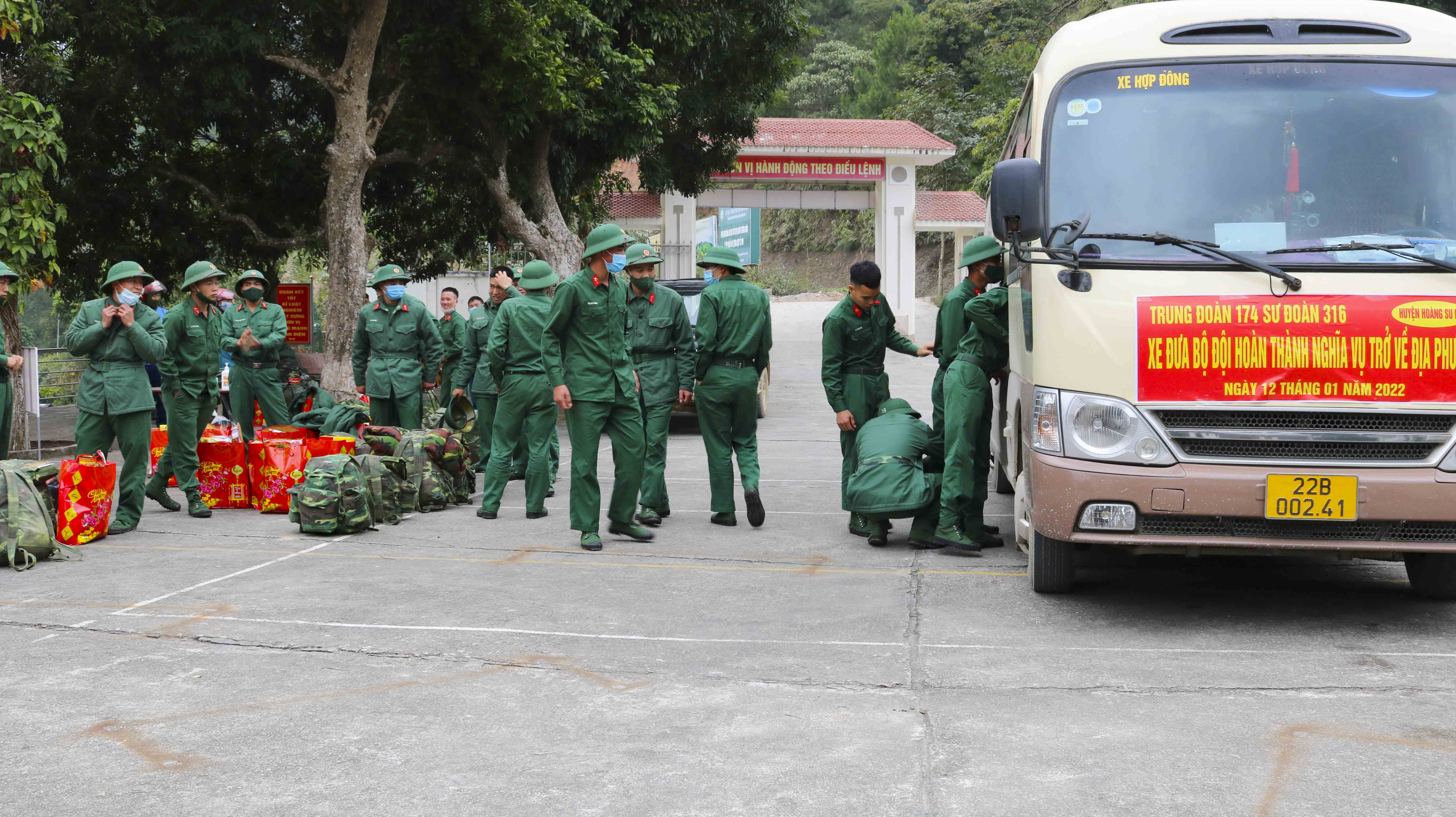 Đ&oacute;n nhận 90 qu&acirc;n nh&acirc;n ho&agrave;n th&agrave;nh nghĩa vụ qu&acirc;n sự trở về địa phương