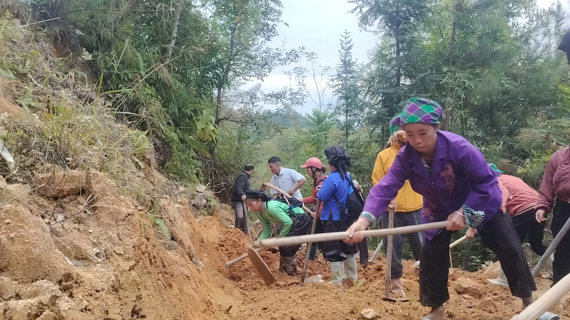 UBND XÃ BẢN MÁY TỔ CHỨC TU SỬA TUYẾN ĐƯỜNG DÂN SINH PHỤC VỤ NHU CẦU ĐI LẠI CỦA NHÂN DÂN