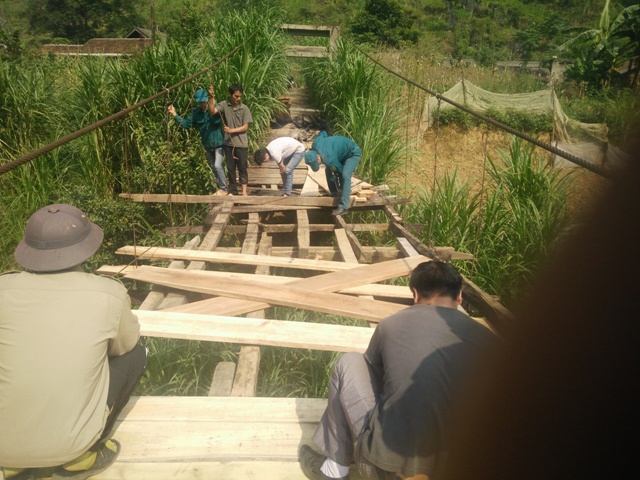 Cán Tỷ huy động sức quân, sức dân sửa chữa cầu treo