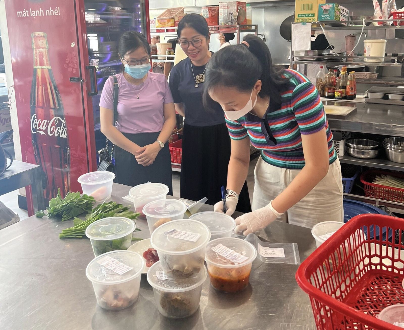 Trung tâm Kiểm soát bệnh tật tỉnh: Tổ chức lấy mẫu giám sát mối nguy ô nhiễm thực phẩm tại các cơ sở kinh doanh ăn uống trên địa bàn toàn tỉnh