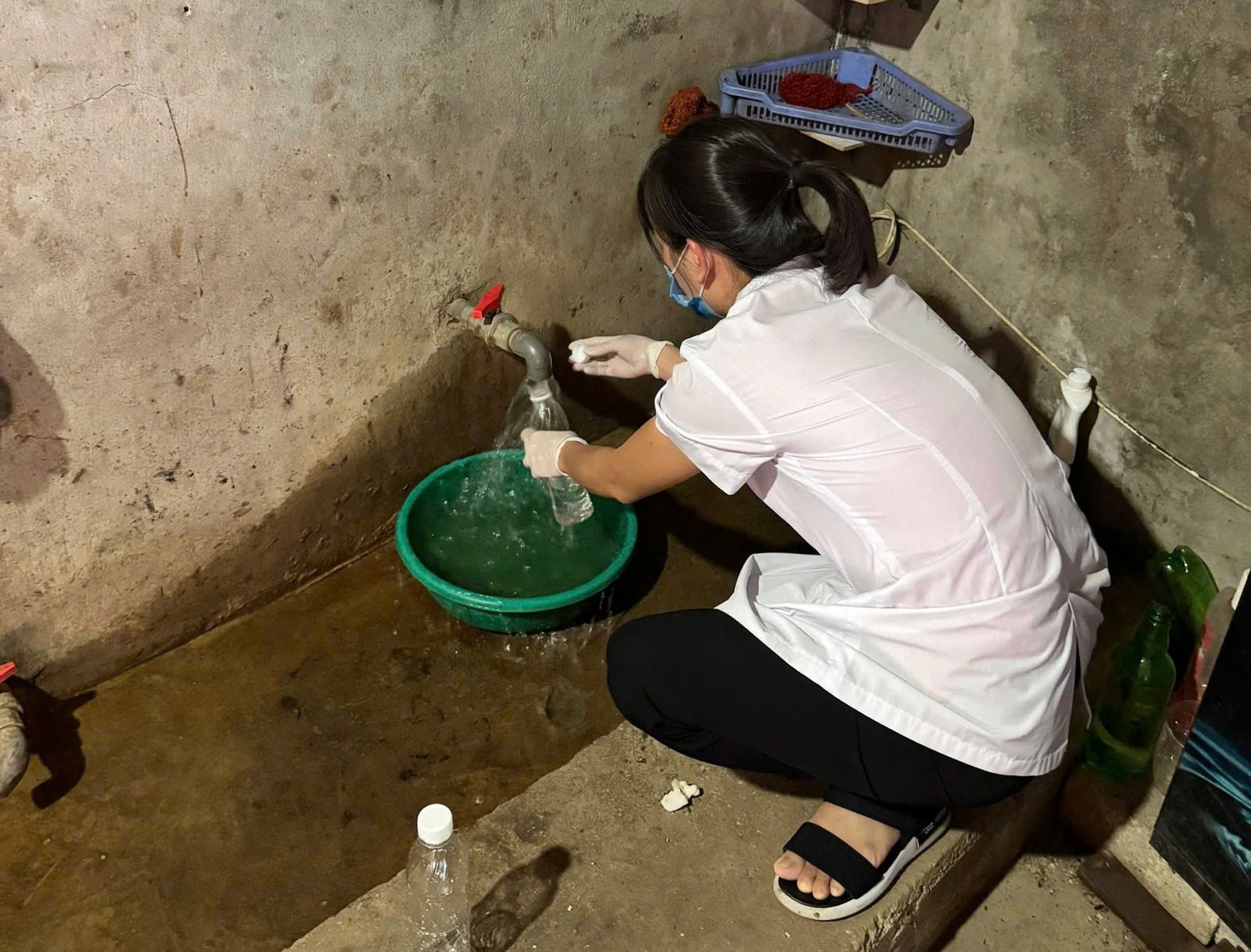 Lấy mẫu nước ngoại kiểm các công trình cấp nước tập trung có nguy cơ ô nhiễm sau mưa lũ