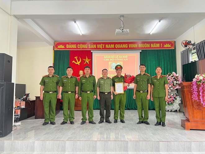 Công an xã Na Khê: tổ chức Lễ kêt nạp đảng viên