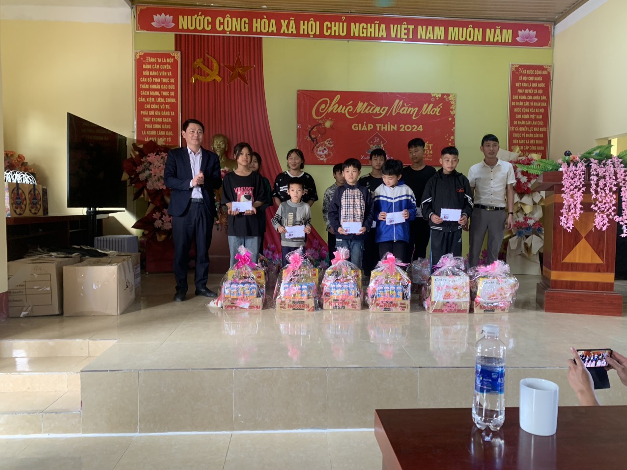 Thăm tặng quà người có công hộ gia đình chính sách, và các cháu học sinh có hoàn cảnh khó khăn