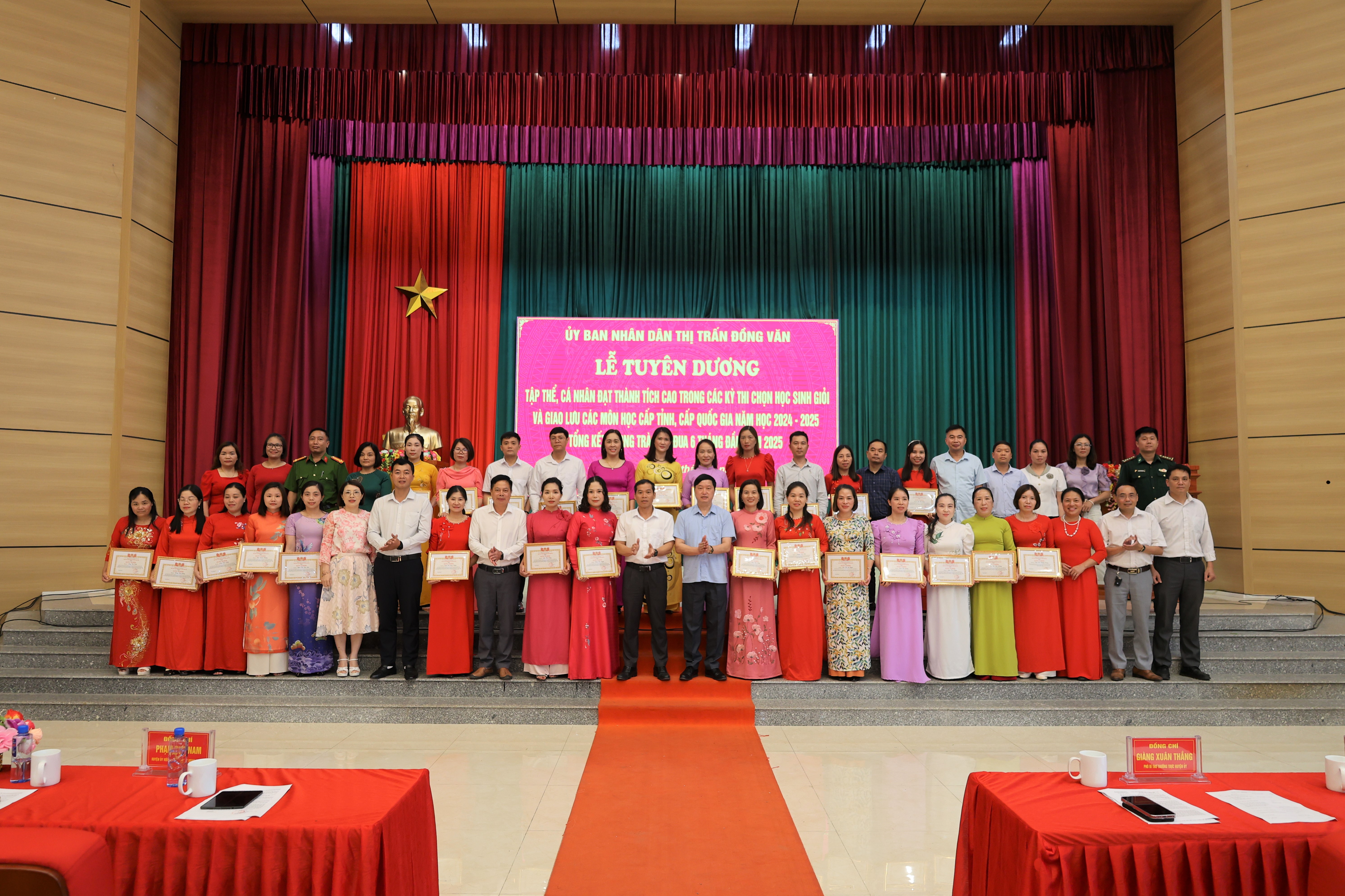 Đồng Văn: Tuyên dương các tập thể, cá nhân có thành tích cao trong các kỳ thi cấp tỉnh, cấp quốc gia và Tổng kết phong trào thi đua 06 tháng đầu năm 2025