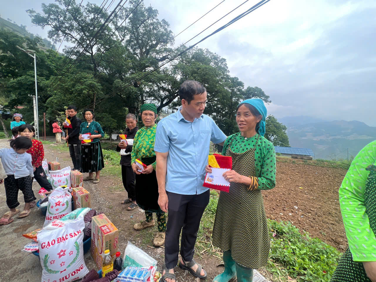 Lãnh đạo Đảng ủy thị trấn Đồng Văn tổ chức thăm và tặng quà hộ nghèo nhân kỷ niệm 135 năm ngày sinh Chủ tịch Hồ Chí Minh