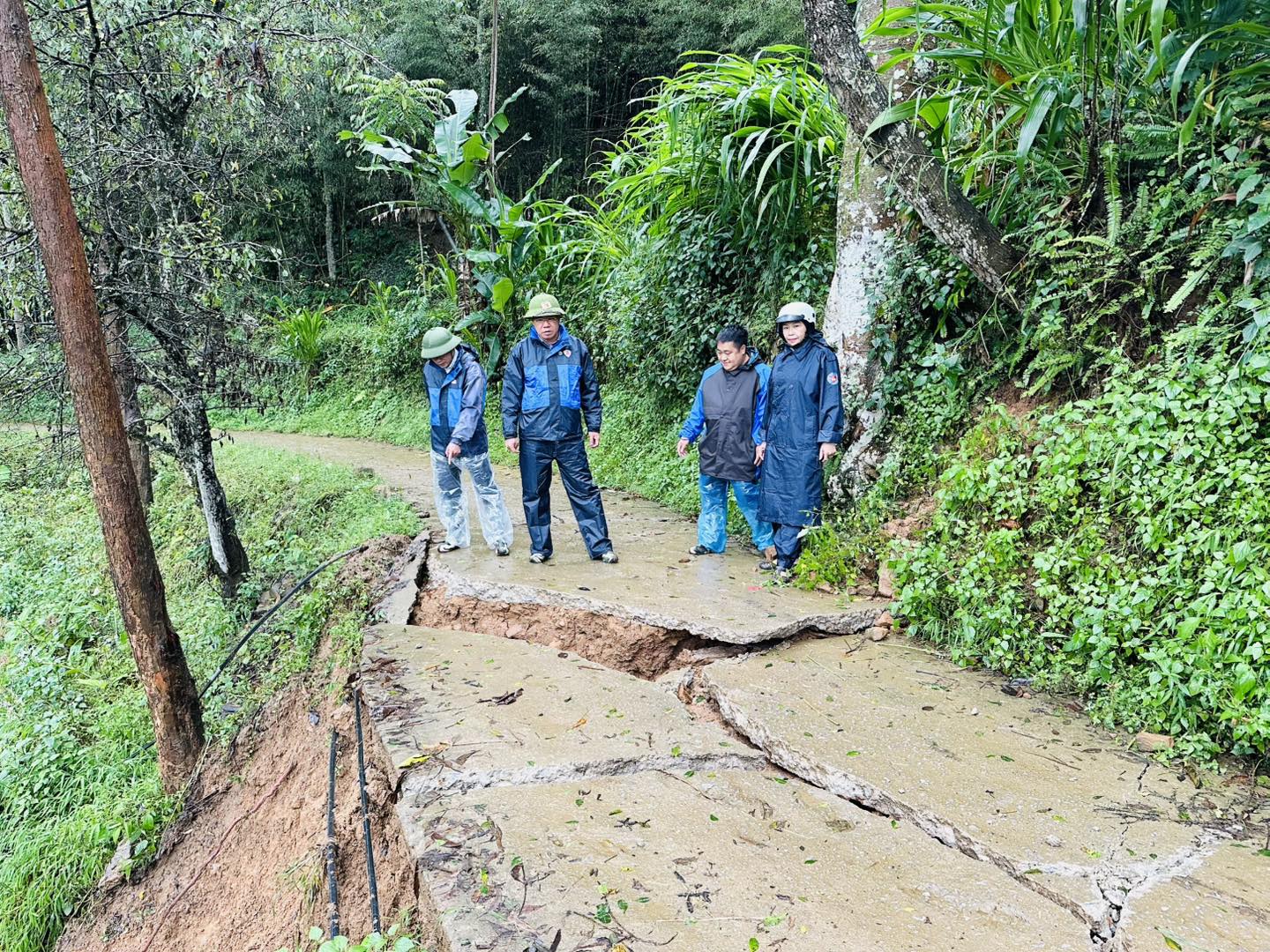 Bí thư Đảng uỷ xã kiểm tra các điểm sạt lở tại thôn Nhèo Lủng và thôn Xóm Mới