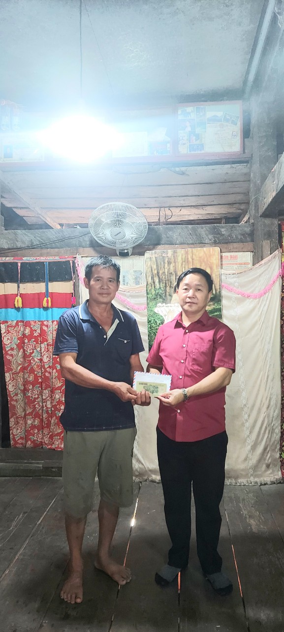 Cấp ủy, chính quyền xã tổ chức thăm hỏi, tặng quà nhân dịp 27/7 cho gia đình liệt sĩ, người có công với cách mạng trên địa bàn xã