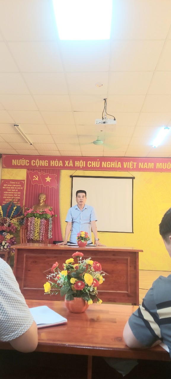 Ban chỉ huy phòng chống lụt bão, thiên tai, cứu hộ cứu nạn xã họp triển khai các biện pháp ứng phó với cơn bão số 01
