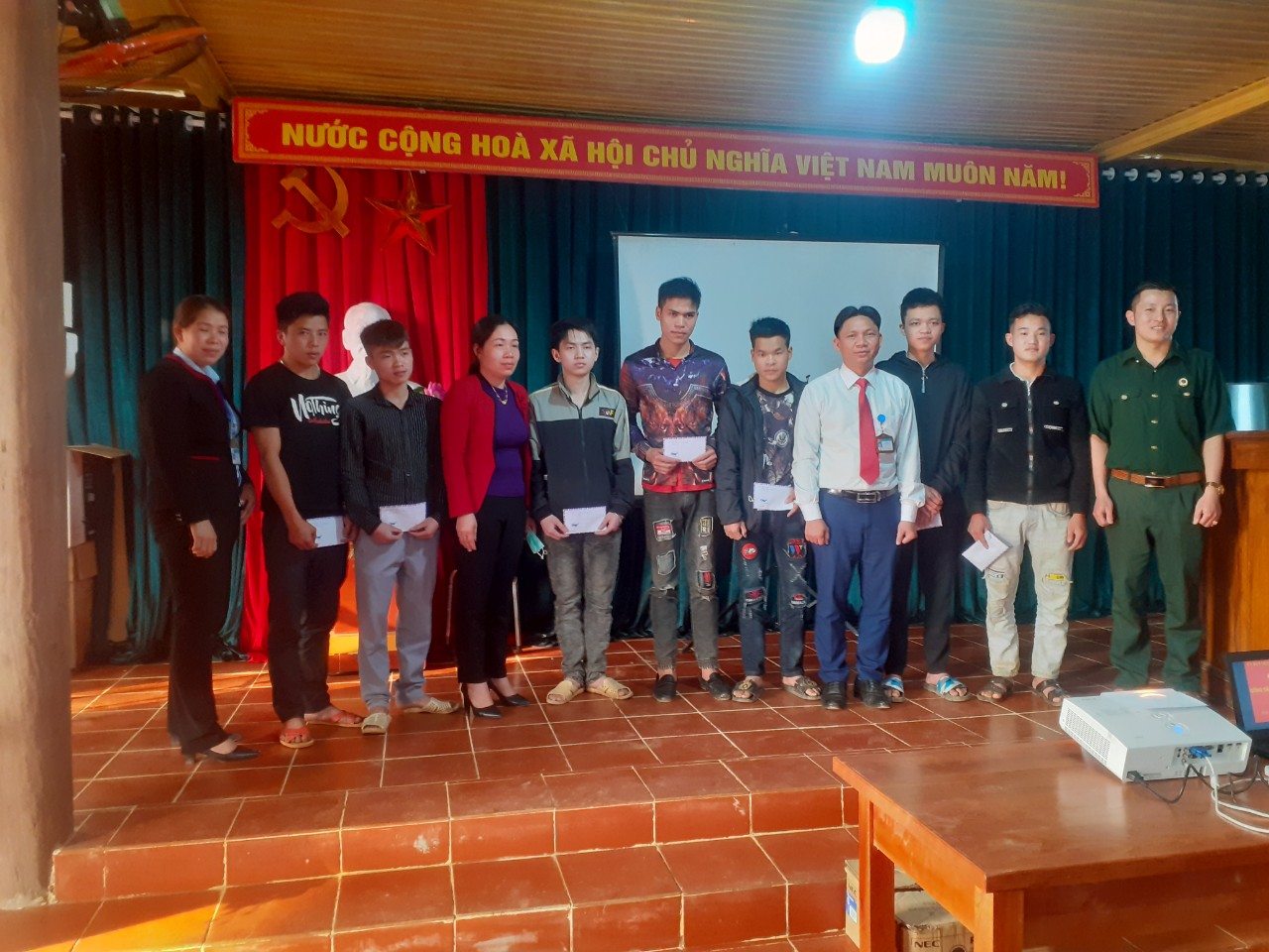 Hội đồng nghĩa vụ quân sự xã Đường Hồng tổ chức gặp mặt tiễn đưa thanh niên lên đường nhập ngũ năm 2021