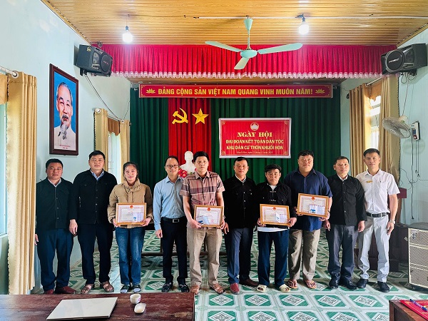 CÁC THÔN TRÊN ĐỊA BÀN XÃ ĐƯỜNG HỒNG SÔI NỔI TỔ CHỨC “NGÀY HỘI ĐẠI ĐOÀN KẾT TOÀN DÂN TỘC” NĂM 2025