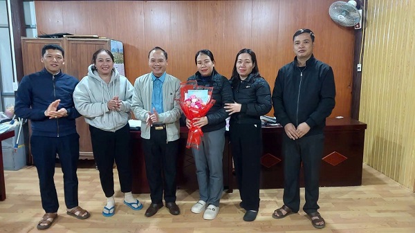 Lãnh đạo xã Đường Hồng tặng hoa chúc mừng Ngày truyền thống Mặt trận Tổ quốc Việt Nam (18/11/1930 - 18/11/2025)