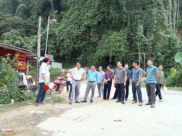 Đồng chí Trần Mạnh Tuyên – Bí thư Đảng ủy, Chủ tịch HĐND xã cùng đoàn khảo sát Ban Kinh tế - Ngân sách, Hội đồng nhân dân xã Đường Hồng khảo sát hoạt động chợ phiên trên địa bàn xã.