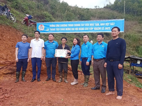 Đoàn viên Công đoàn cụm công đoàn xã Đường Hồng phối hợp tổ chức ra quân giúp đỡ, hỗ trợ dân thực hiện xóa nhà tạm, nhà dột nát năm 2025