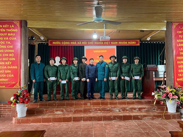 Hội đồng NVQS xã Đường Hồng tổ chức gặp mặt, tặng quà cho tân binh lên đường nhập ngũ năm 2025