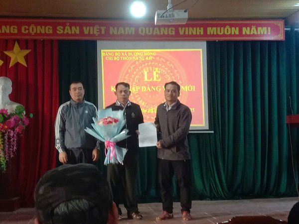 Chi bộ Thôn Nà Nưa II xã Đường Hồng tổ chức kết nạp đảng viên mới