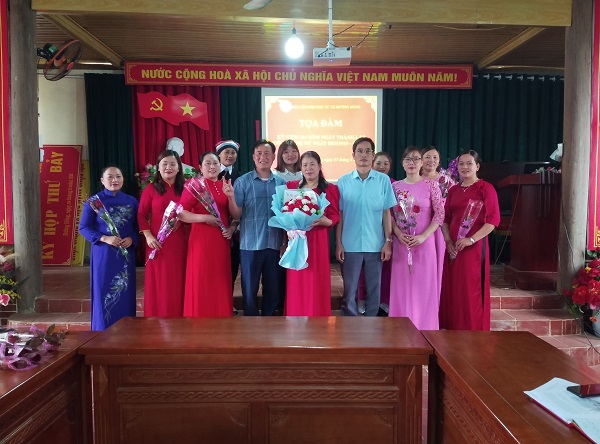 CÔNG ĐOÀN XÃ PHỐI HỢP VỚI HỘI LHPN XÃ TỔ CHỨC CÁC HOẠT ĐỘNG KỶ NIỆM NGÀY 8/3