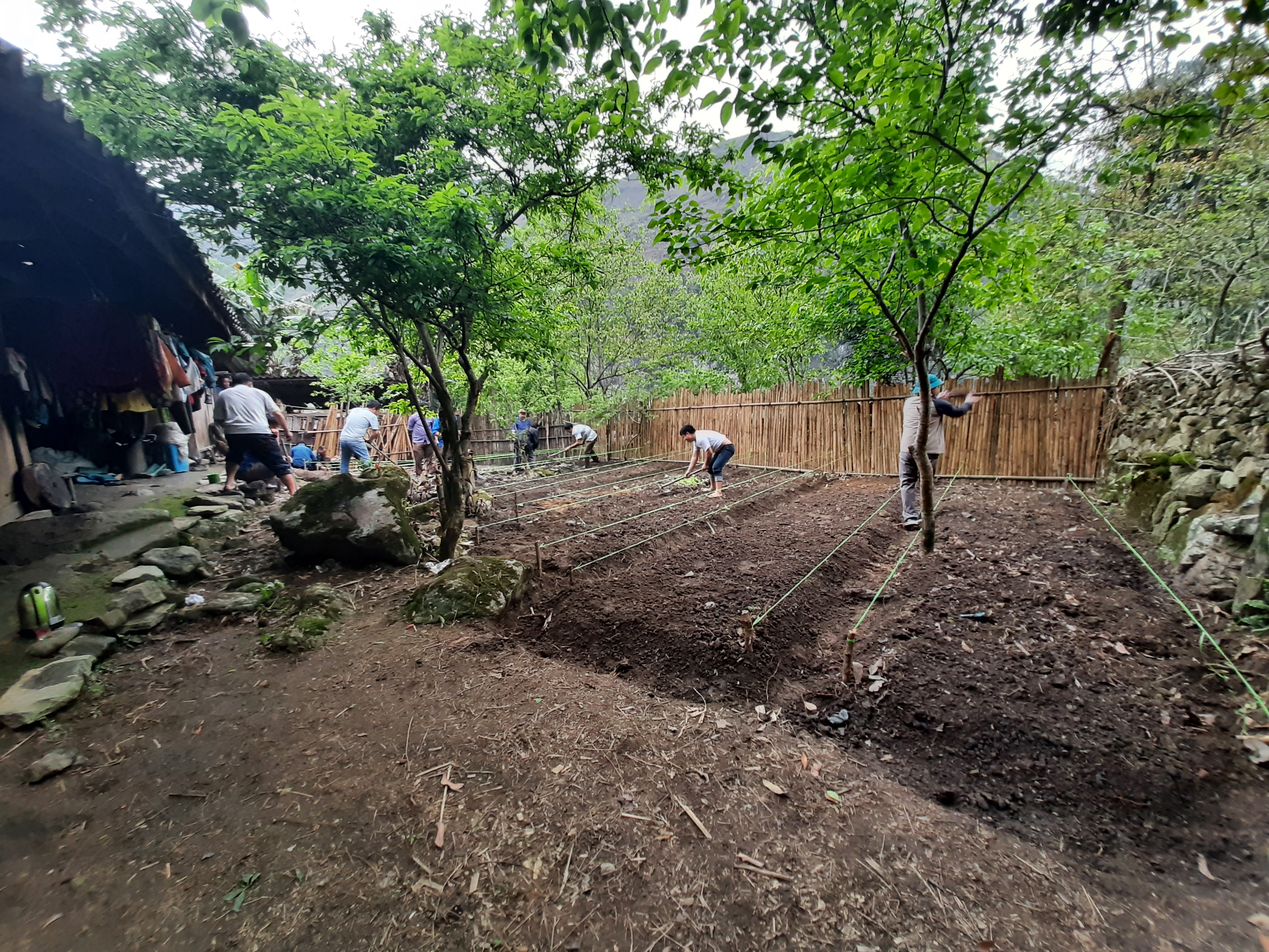 C&aacute;c đại biểu tham gia gi&uacute;p hộ Ly M&iacute; Chơ th&ocirc;n Sảng Pả 2 cải tạo lại vườn 