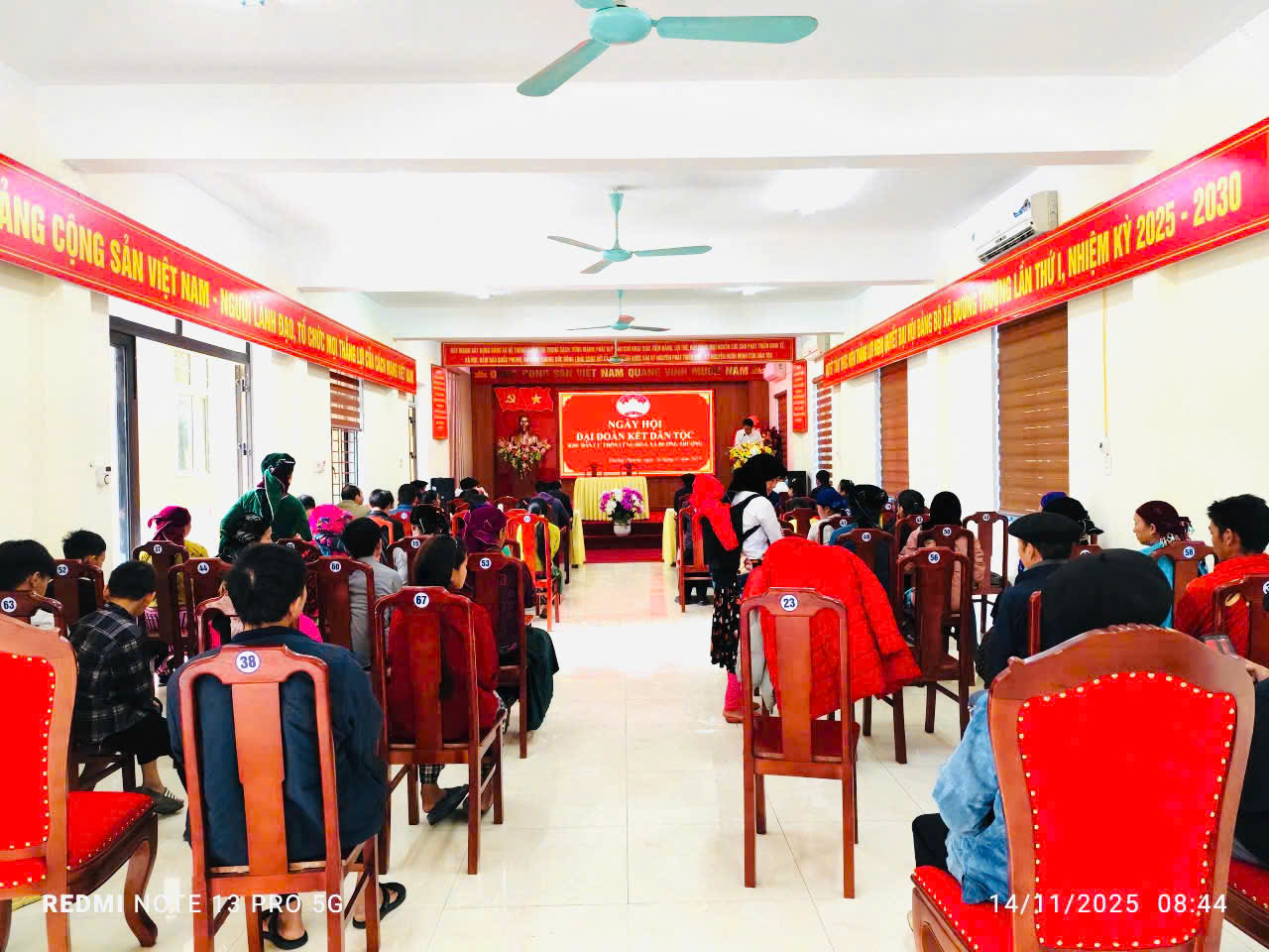 Thôn Lũng Hồ 3, xã Đường Thượng tổ chức Ngày hội Đại đoàn kết toàn dân tộc. Dự và chung vui với thôn có đồng chí Lê Hoàng Giang, Phó Bí thư - Chủ tịch UBND xã và đông đảo nhân dân thôn Lũng Hồ 3