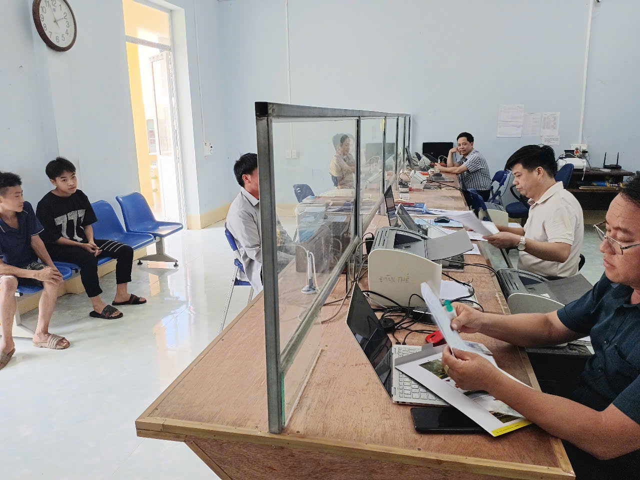 Giao dịch với người dân