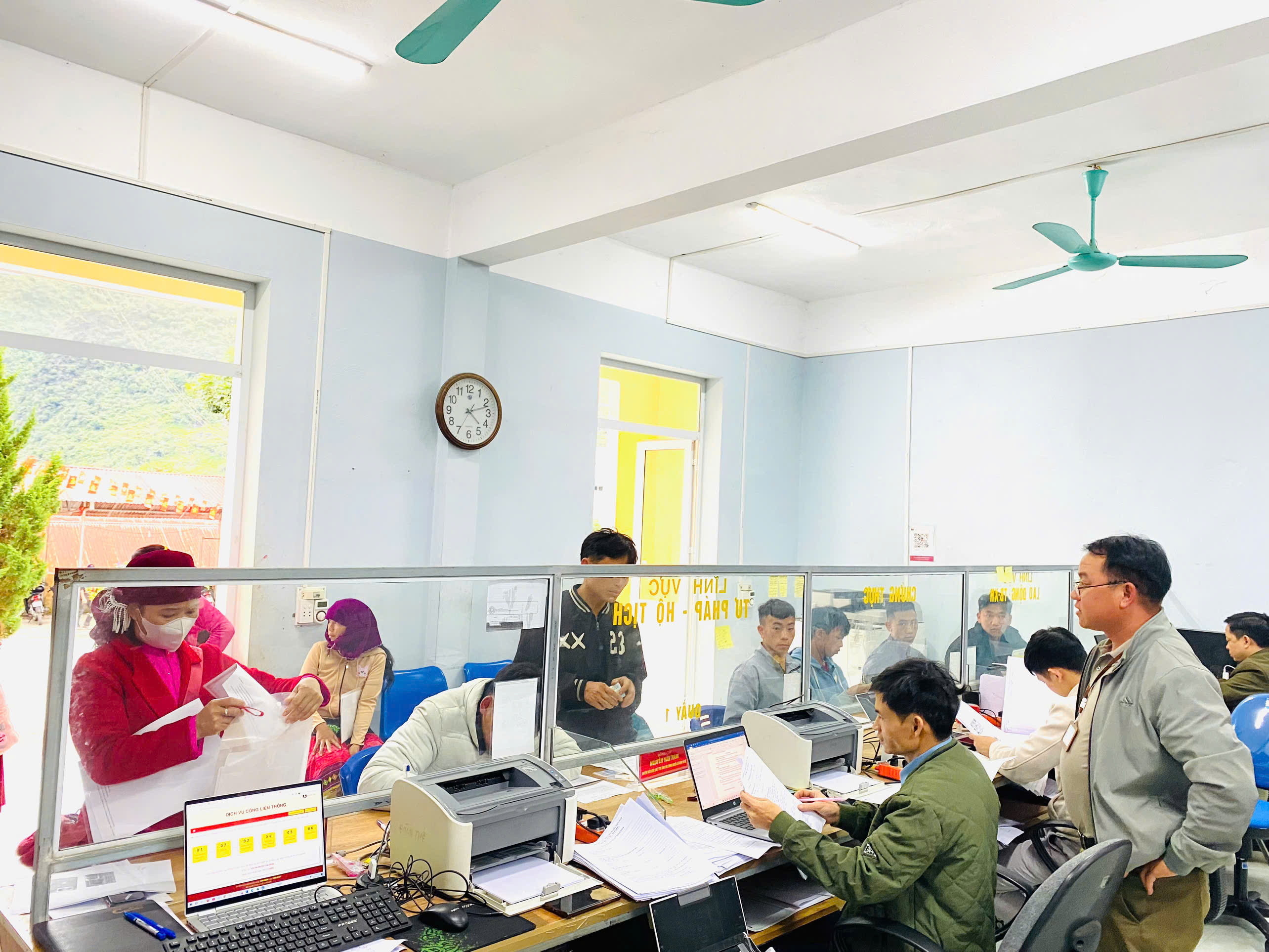 Người dân đến giao dịch thủ tục Hành chính tại Trung tâm Phục vụ hành chính công xã Đường Thượng