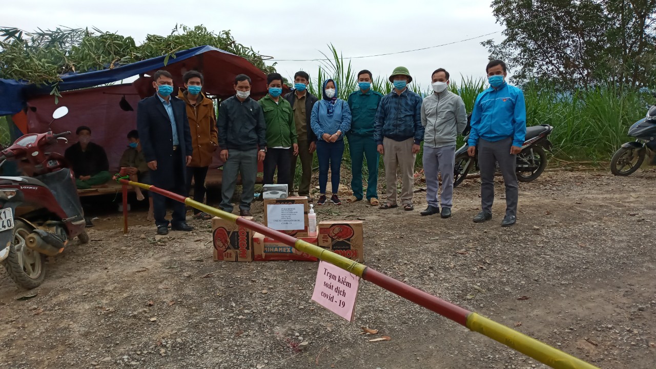 Tổ chức thăm tặng quà cho chốt kiểm soát dịch covid-19 tại thôn Thôm Khiêu