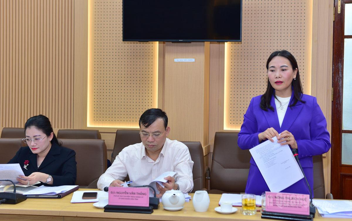 Đồng chí Nông Thị Bích Huệ, Uỷ viên Ban Thường vụ Tỉnh uỷ, Phó Bí thư Thường trực Đảng uỷ UBND tỉnh thông qua báo cáo kiểm điểm và tự đánh giá tập thể Ban Thường vụ Đảng uỷ UBND tỉnh năm 2025.