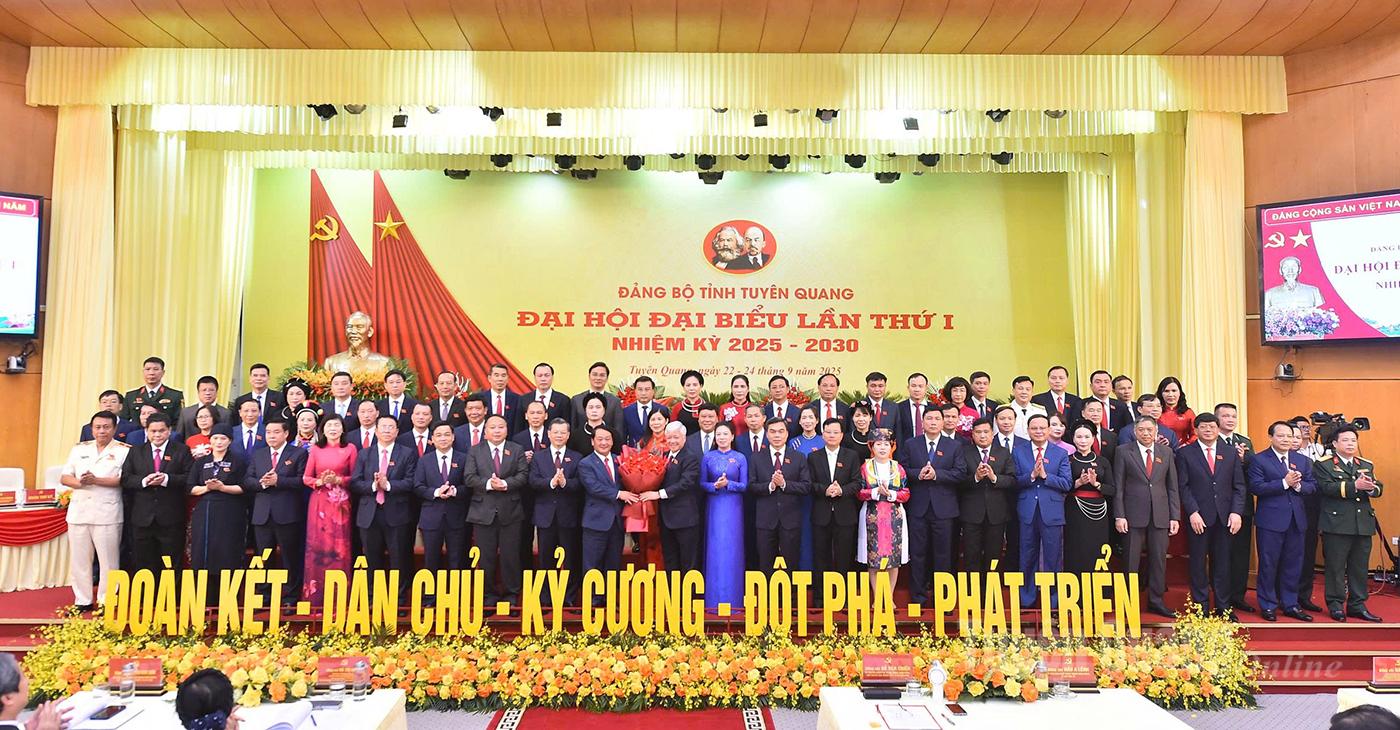 Ban Chấp hành Đảng bộ tỉnh Tuyên Quang nhiệm kỳ 2025-2030 ra mắt Đại hội.