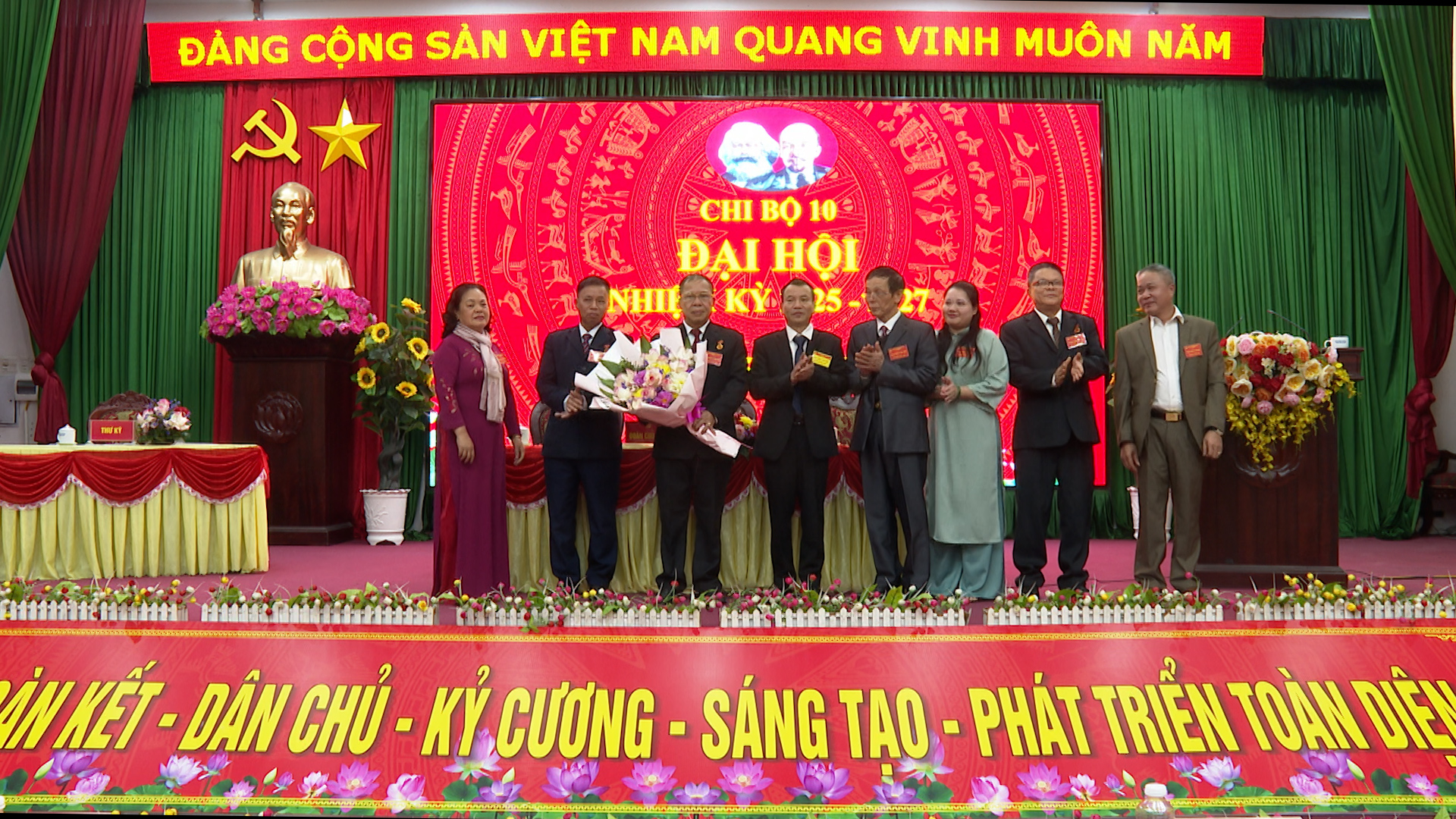 Ban chi ủy khóa mới ra mắt Đại hội