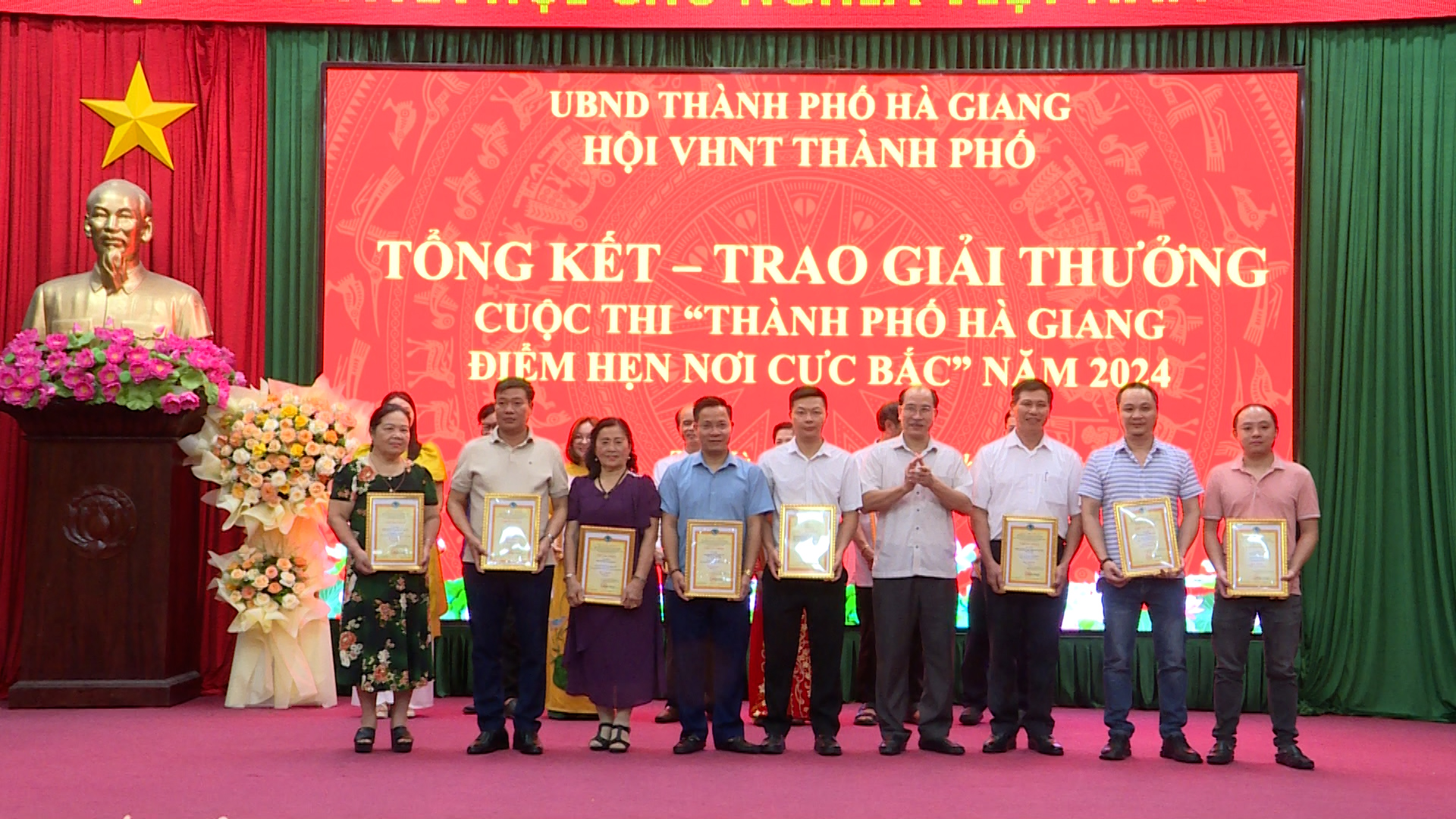 Ban Tổ chức trao giải Ba cho các tác giả