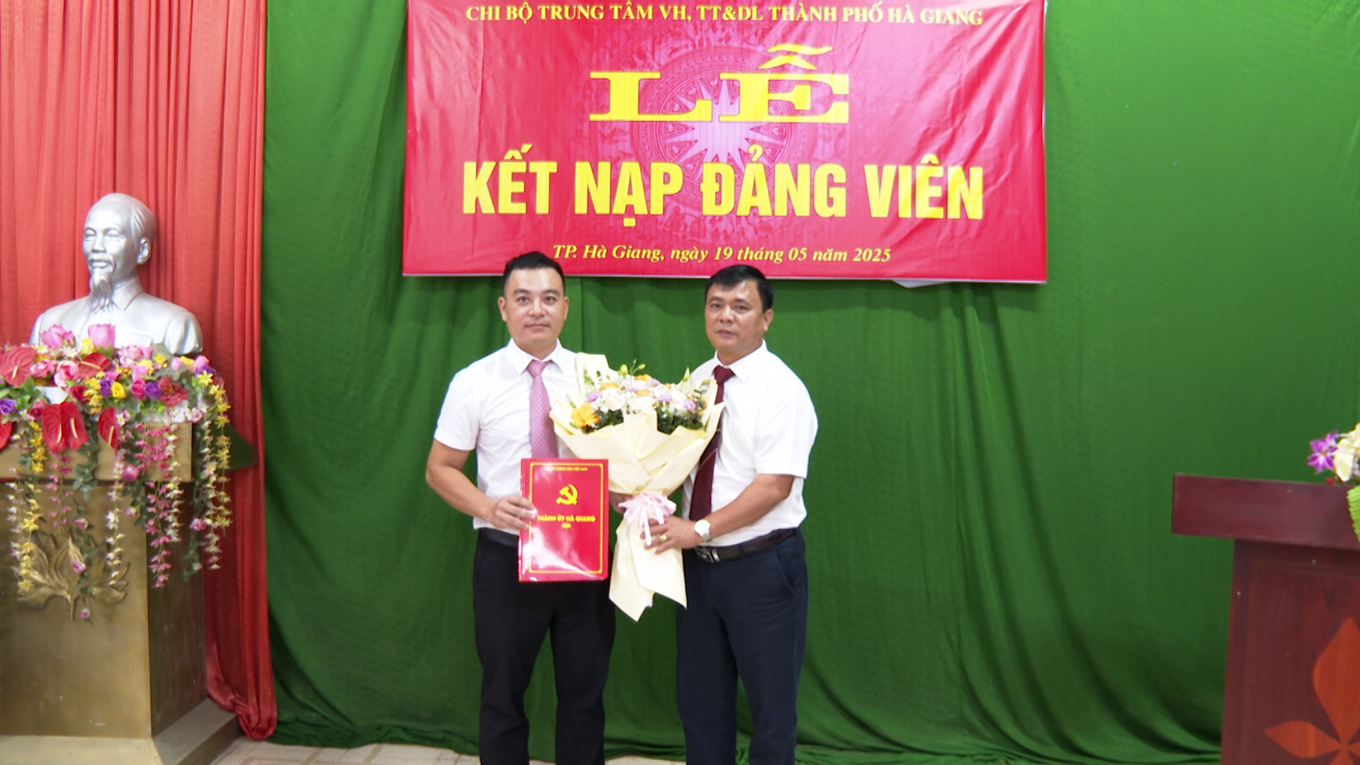 Bí thư Chi bộ Trung tâm trao Quyết định cho đảng Nguyễn Anh Tuấn