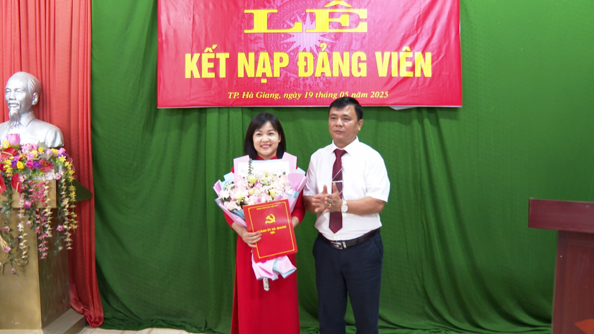 Bí thư Chi bộ Trung tâm trao Quyết định cho đảng viên Trần Thị Thúy