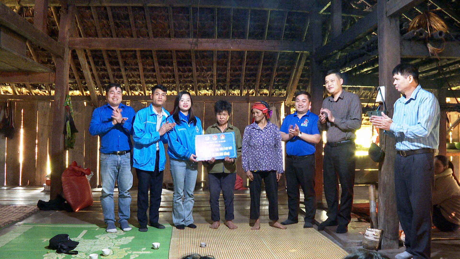 Bí thư Huyện Đoàn Thạch Thất trao tiền hỗ trợ cho ông Bàn Văn Buồng