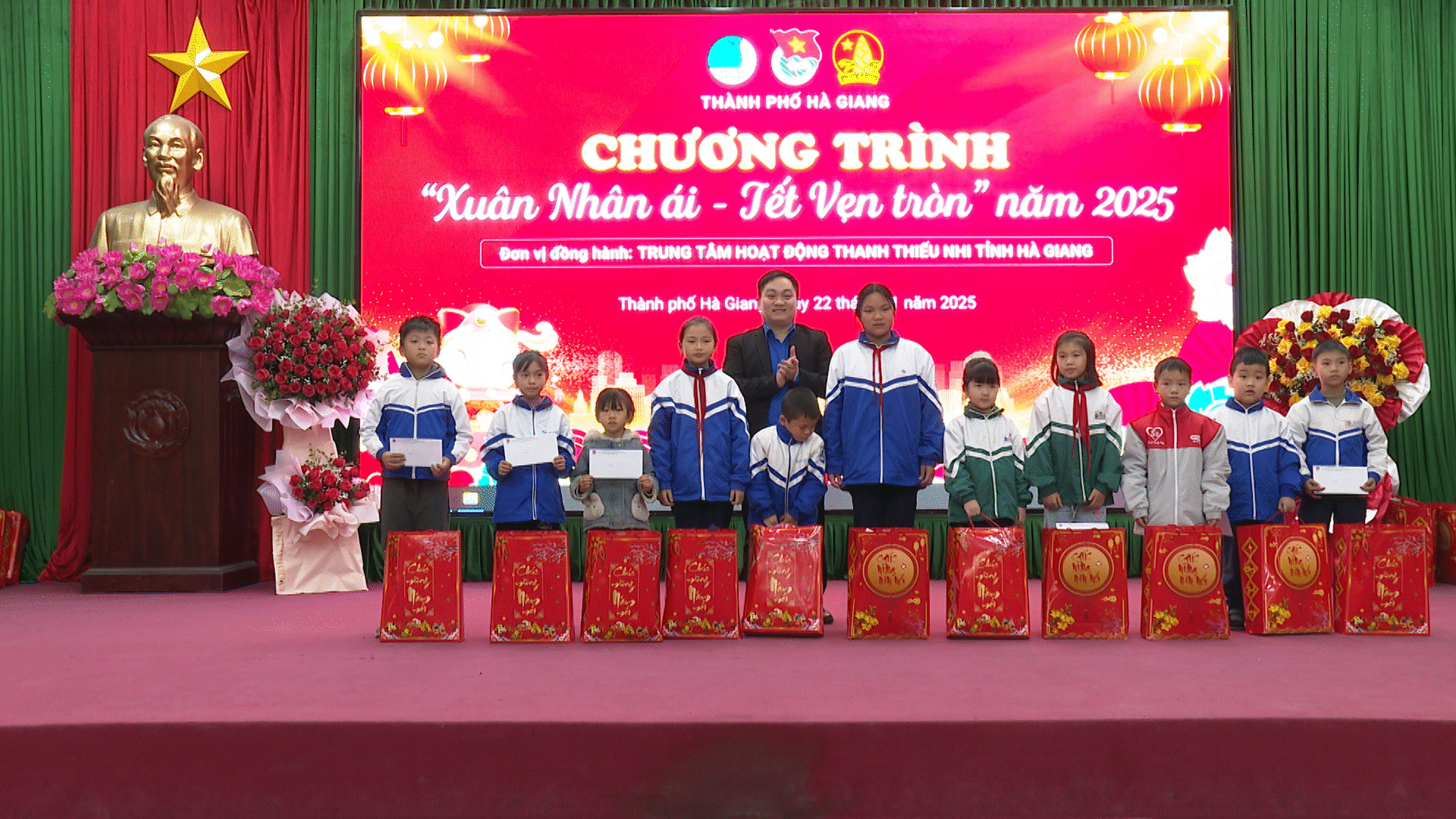 Bí thư Thành đoàn trao quà