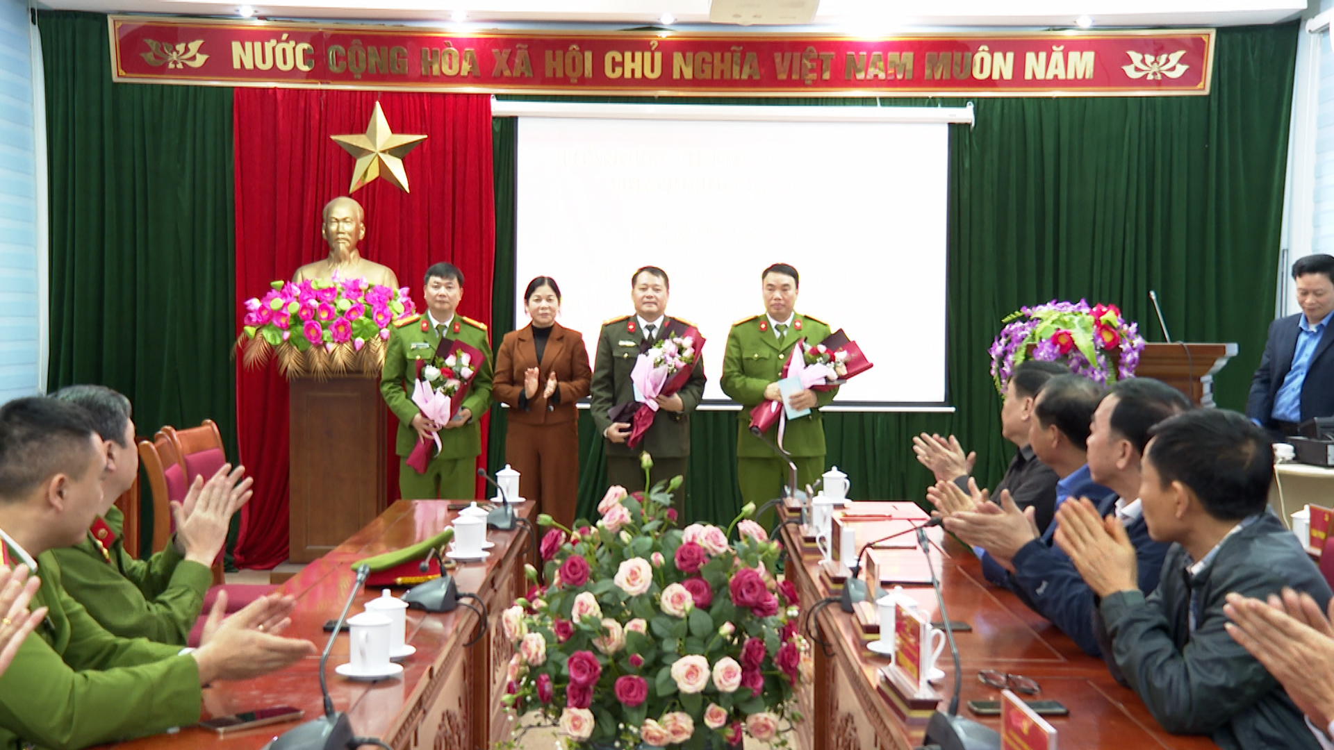 Bí thư Thành ủy Hà Giang tặng hoa nguyên lãnh đạo Công an thành phố