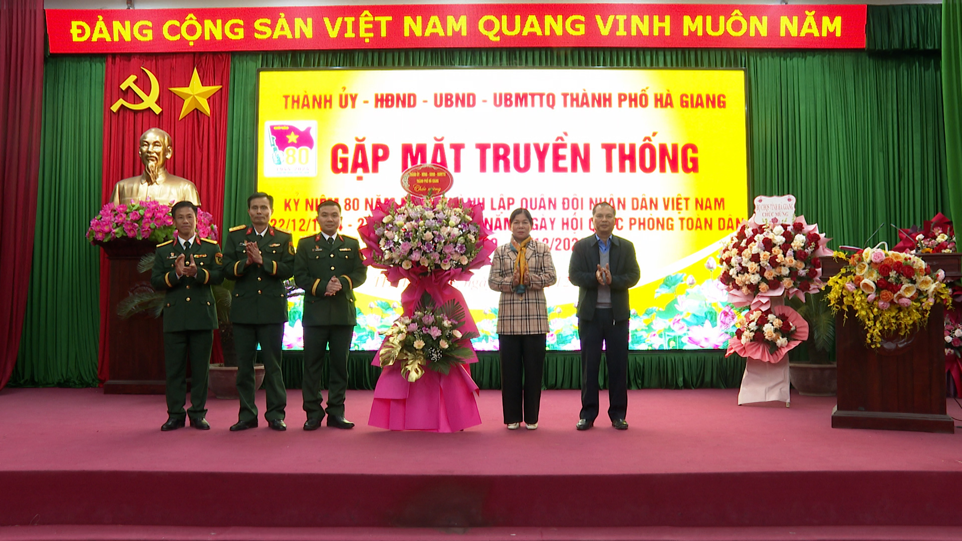 Bí thư Thành ủy và Chủ tịch UBND thành phố tặng lẵng hoa chúc mừng Ban chỉ huy Quân sự thành phố