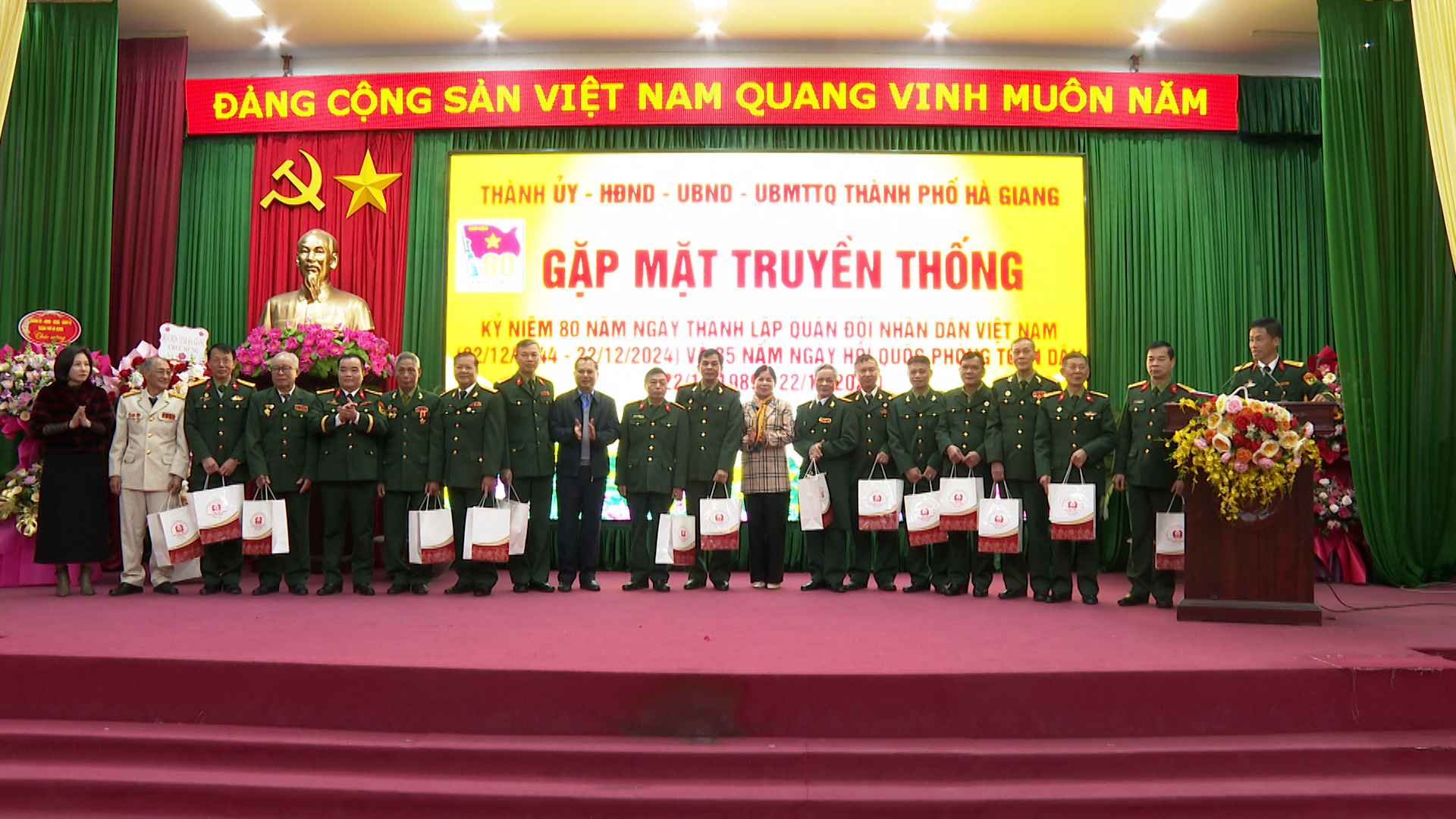 Bí thư Thành ủy và Chủ tịch UBND thành phố tặng quà cho các lãnh đạo Ban chỉ huy qua các thời kỳ