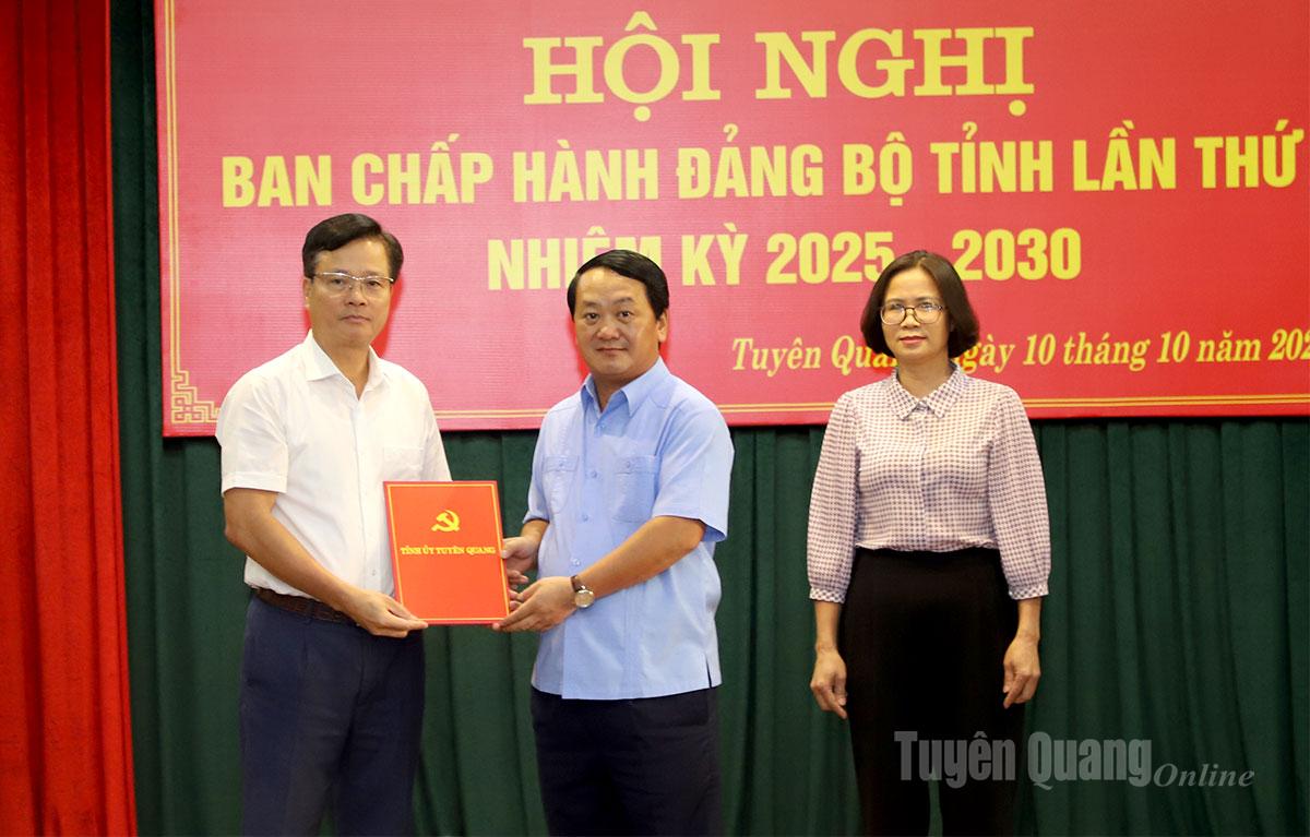 Bí thư Tỉnh ủy Hầu A Lềnh trao quyết định bổ nhiệm, điều động cho đồng chí Trần Quang Minh.